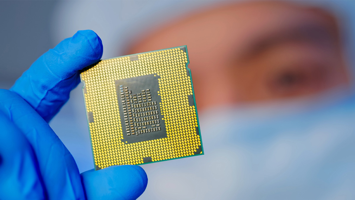Getty Images Photo: Scientist looking at a chip