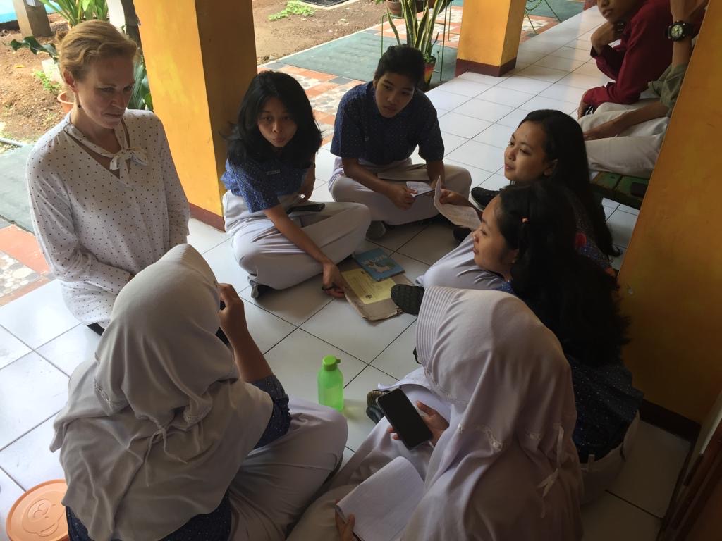 Jayne Lammers and Indonesian students
