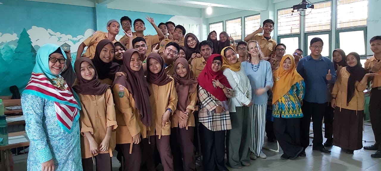 Jayne Lammers with Indonesian faculty and students